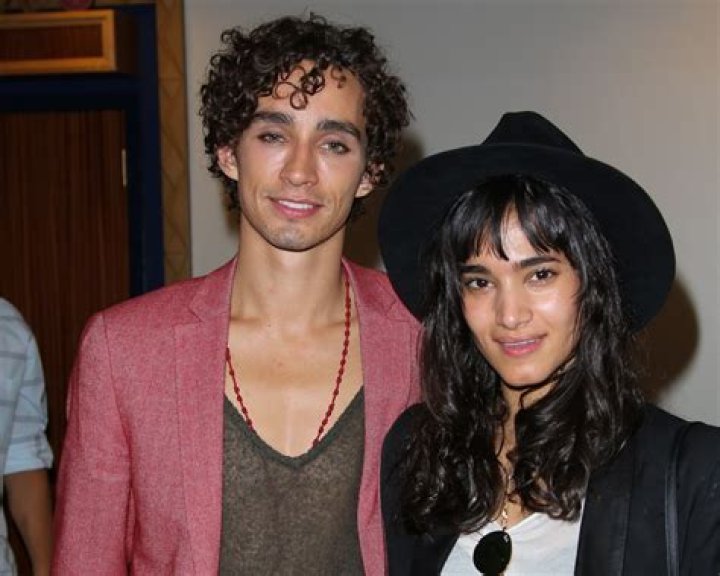 Robert Sheehan's Wife And Relationship Status