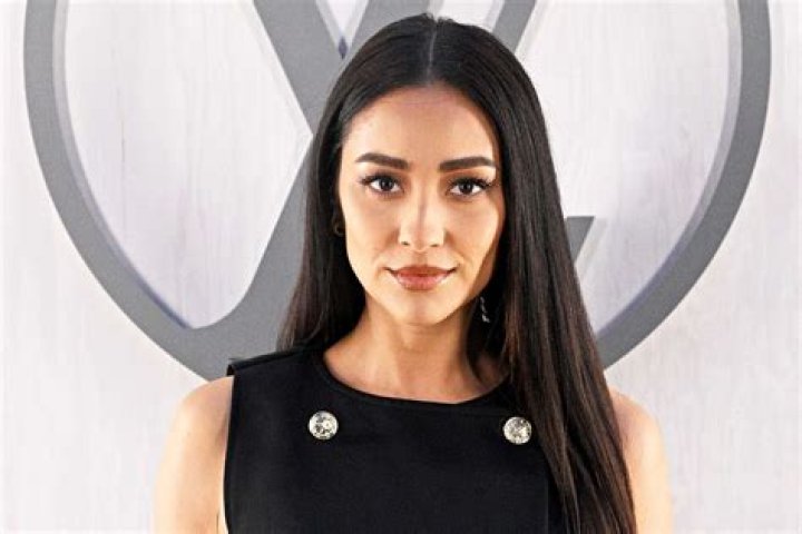 Shay Mitchell ·